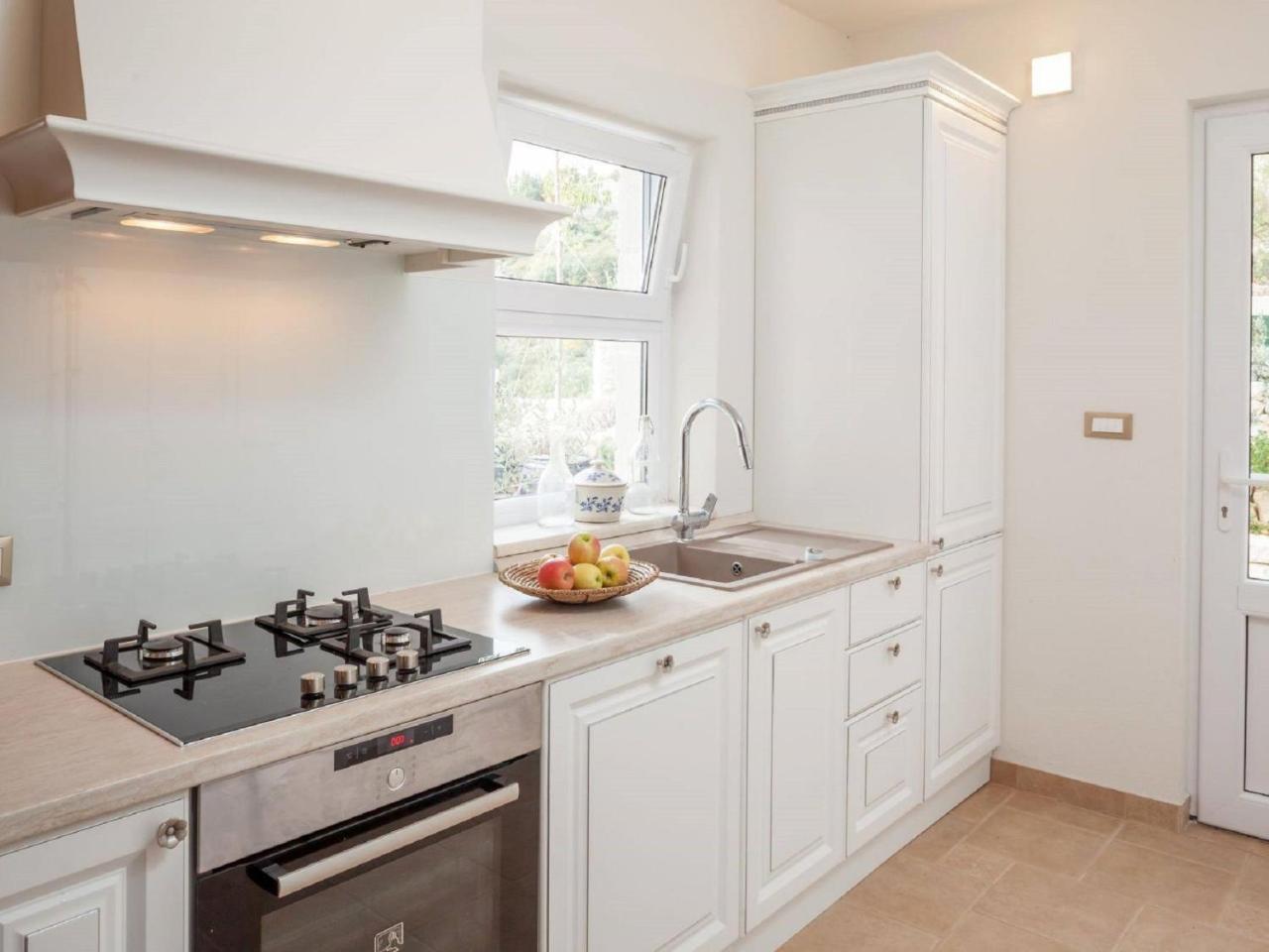Luxurious Holiday Home In Makarska With Jacuzzi Eksteriør billede